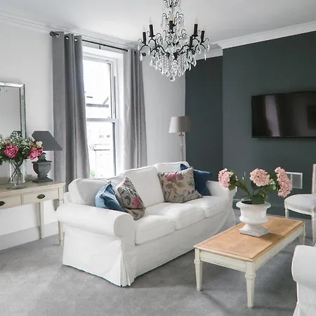 Oswald House Deluxe 3 Bedroom