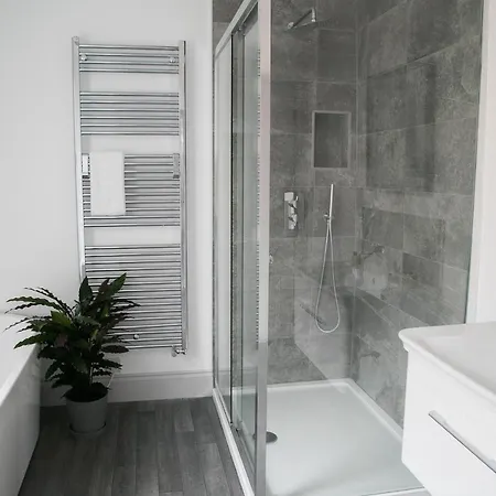 Oswald House Deluxe 3 Bedroom *