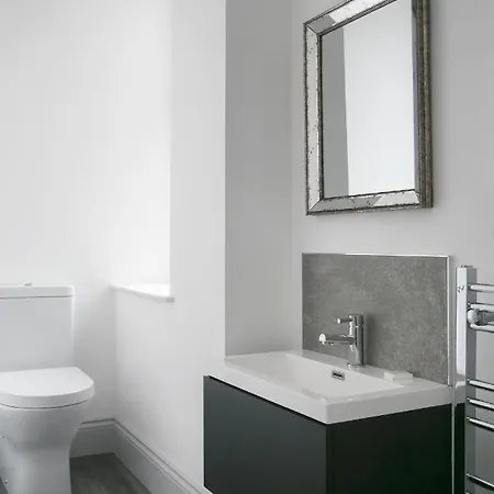 Апартаменты Oswald House Deluxe 3 Bedroom *